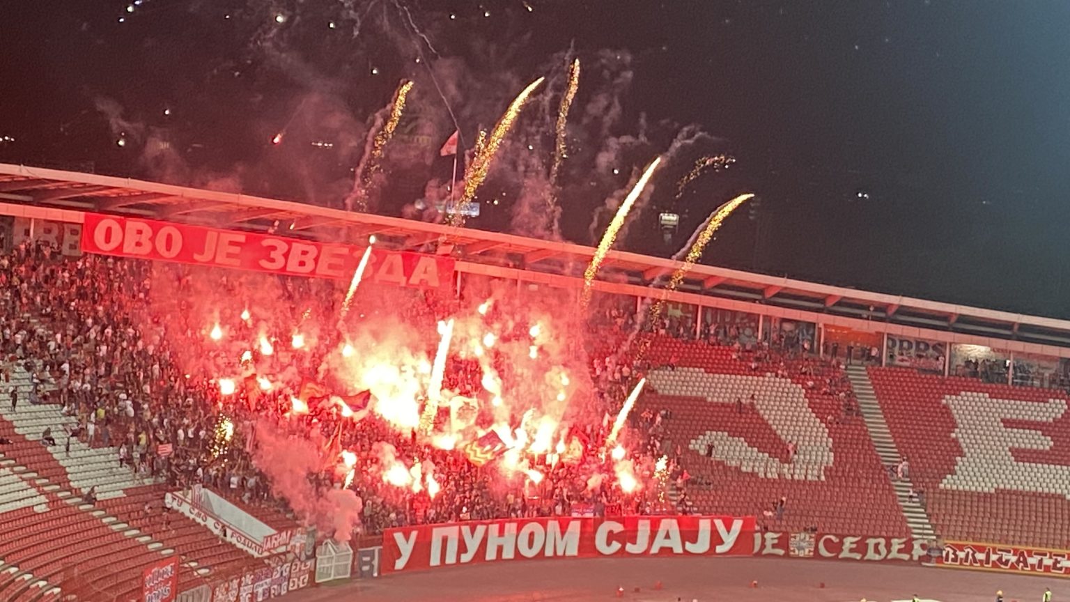 Delije vatrometom i bakljadom ispratile Zvezdu na megdan sa Interom! (FOTO)