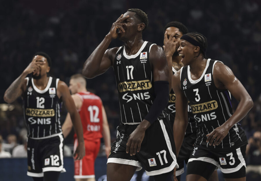 KRAJ UTAKMICE: Armani savladao Partizan u prepunoj Areni, šesti poraz u nizu crno-belih!