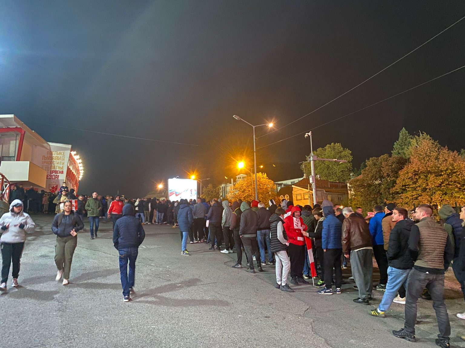HAOS ISPRED MARAKANE: Kolona čeka karte za Barselonu! (FOTO)