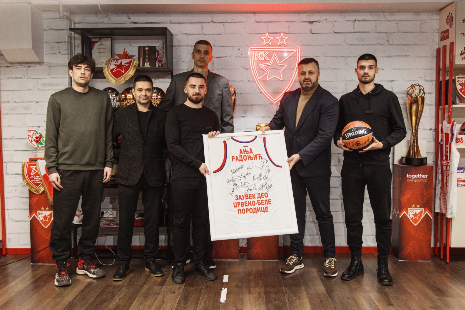Zvezda ugostila najbliže tragično nastradale Anje Radonjić: Naša zvezdašica zauvek član crveno-bele porodice!