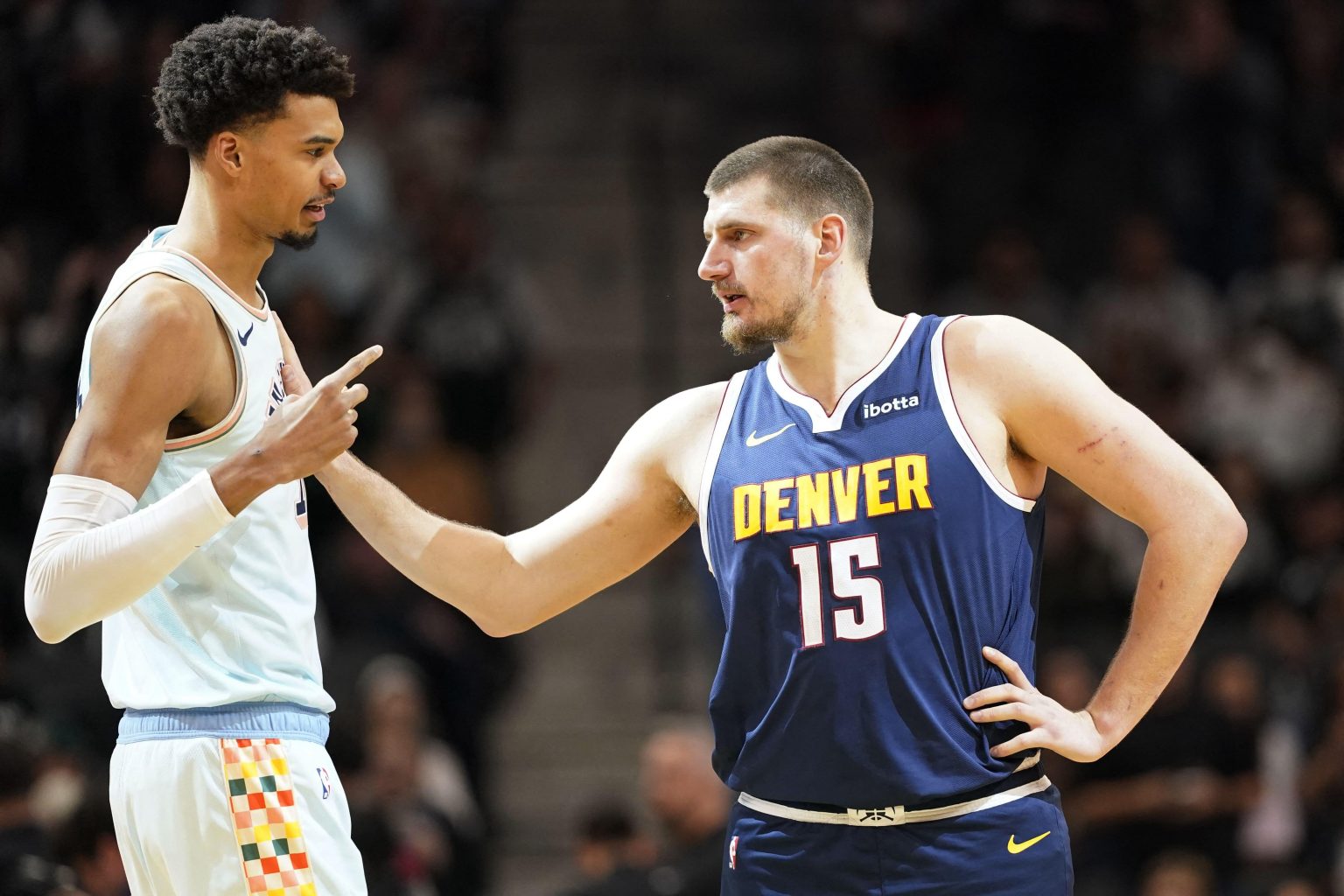 Jokić vratio loptu sudiji i tražio da mu je dobaci sa više poštovanja! (VIDEO)