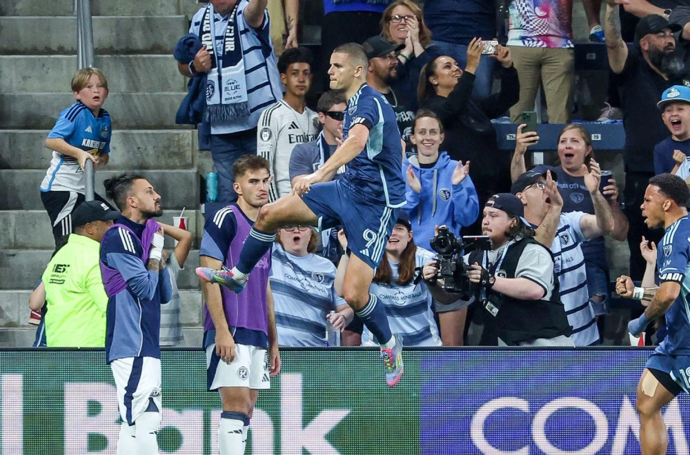 Joveljić iznudio i realizovao penal u goleadi Sporting – Nju Ingland (VIDEO)