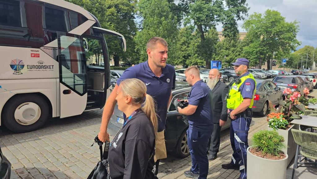 Reprezentacija Srbije stigla u Rigu, evo i kako izgleda hotel VIDEO