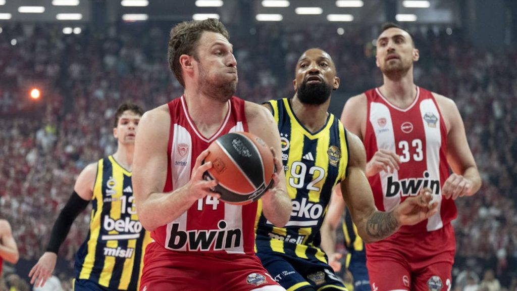 Olimpijakos na krilima Vezenkova do finala Evrolige