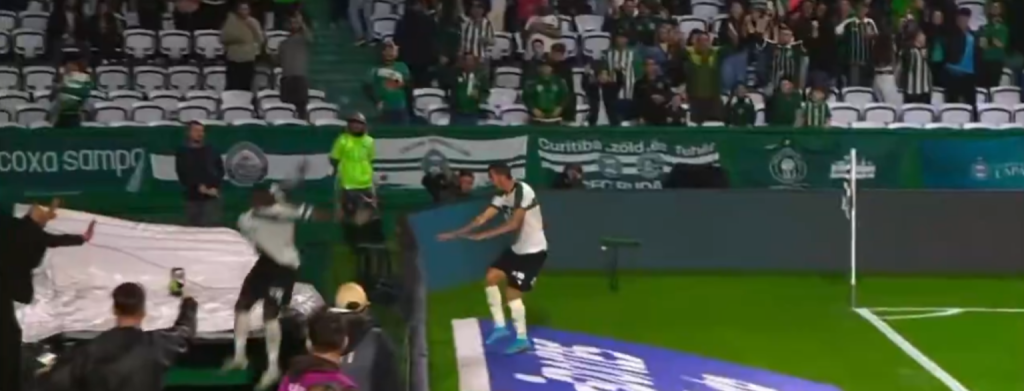 Gde si pošao? Skočio u kanal zbog gola i povredio se, a gol mu poništen