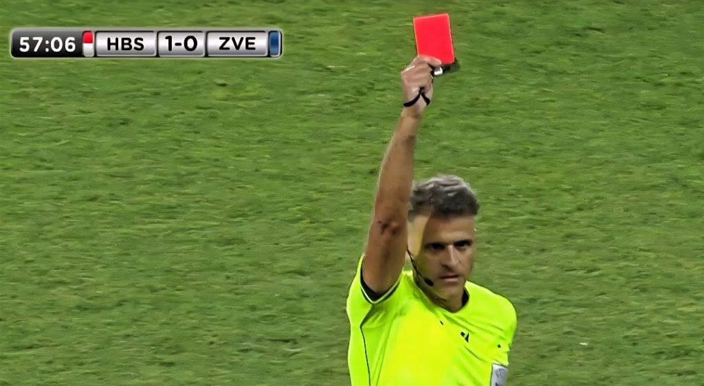 Ovo sigurno nikada niste videli: Defanzivac Hapoela dobio dva žuta kartona u jednom napadu (VIDEO)