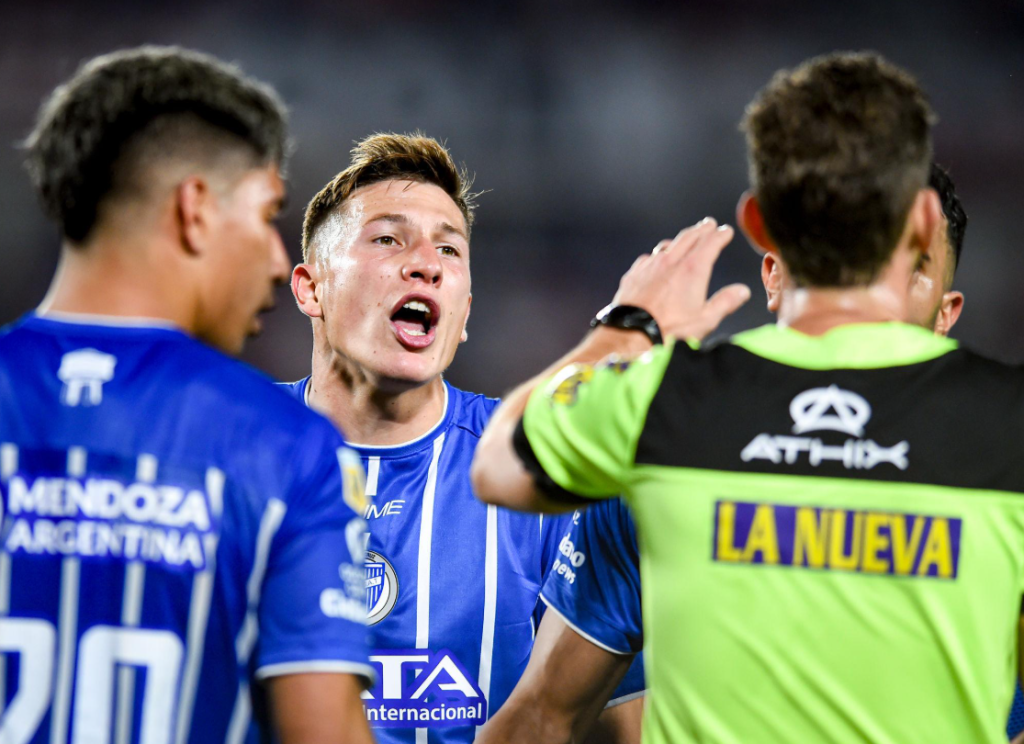 Skandal u Argentini: Sudija gledao spornu situaciju preko telefona, pa poništio penal (VIDEO)